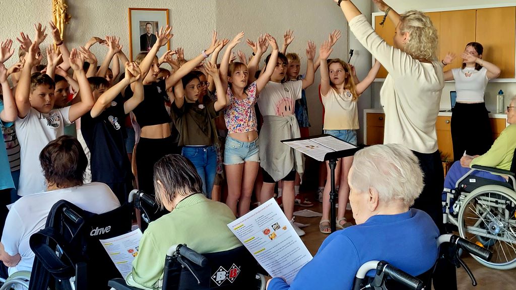 Gesang und Bewegungen verbreiten eine ansteckende Freude – so geschehen beim Aktionstag Musik, bei dem die Schülerinnen und Schüler der Klassen 5a, 5b, 5c und 5d des Gymnasiums Burgkunstadt mit ihrer Musiklehrerin Christiane Schütz (rechts) den Bewohnern des Kathi-Baur-Pflegezentrum St. Heinrich eine große Freude bereiteten.